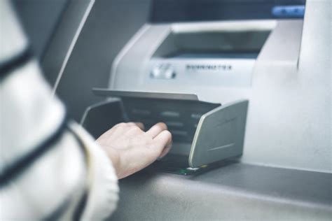 Банк запретил: как могут ограничить выдачу наличных в кассах и банкоматах